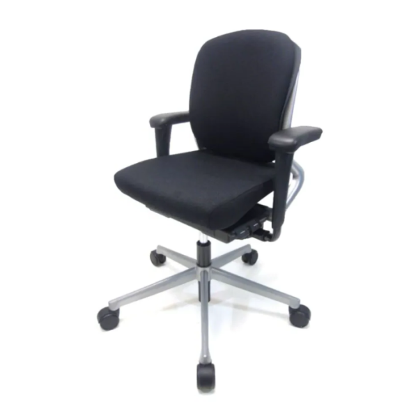 Zwarte Ahrend 230 bureaustoel met chromen onderstel en ergonomische rugleuning