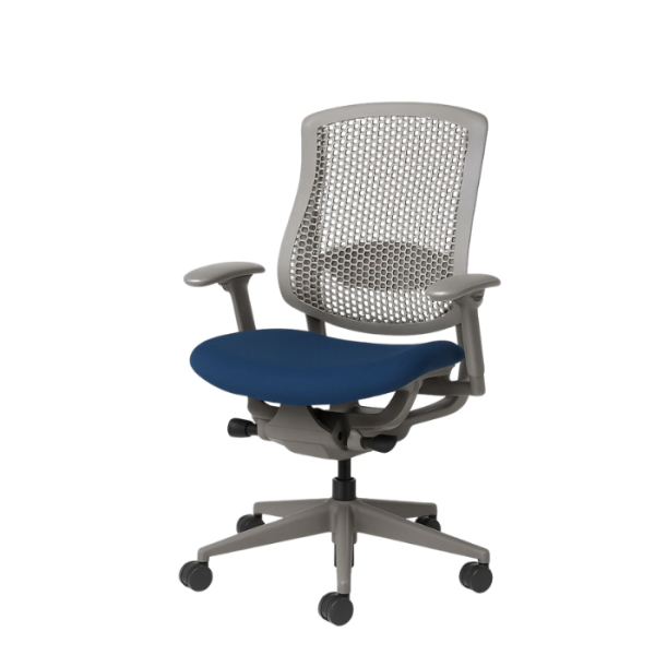 Grijze Herman Miller Celle bureaustoel met blauwe gestoffeerde zitting en flexibele Cell‑structure rugleuning