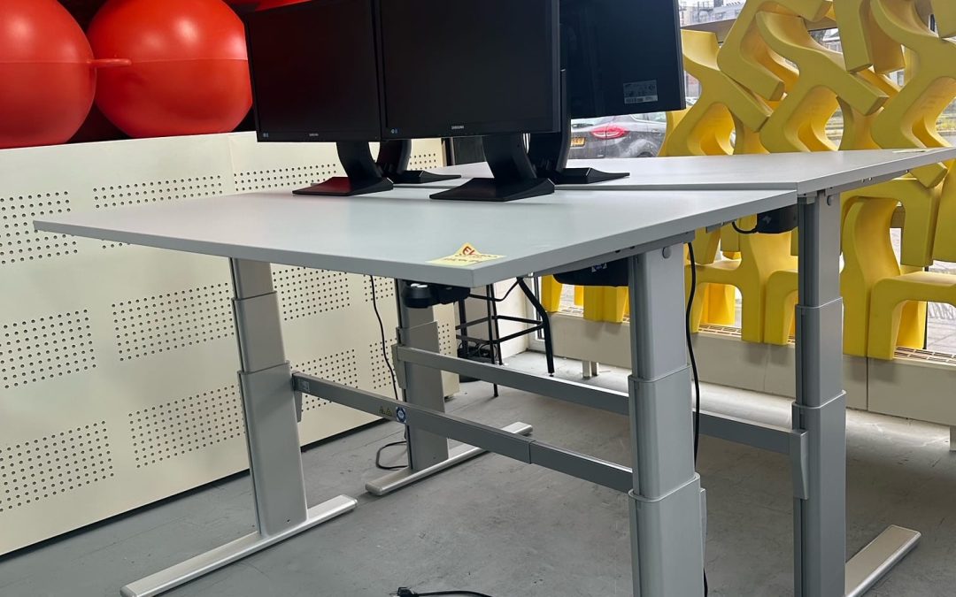 10 werkplekken snel inrichten? Zo regel je bureaus en stoelen uit voorraad