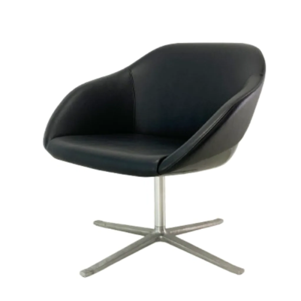 Zwarte Walter Knoll Turtle Chair vergaderstoel met iconische kuipvorm en luxe afwerking